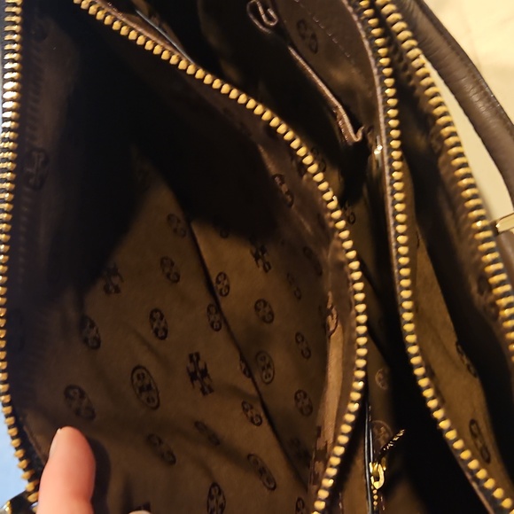 Like new Large Tory Burch Robinson Tote and Crossbody - Picture 4 of 8